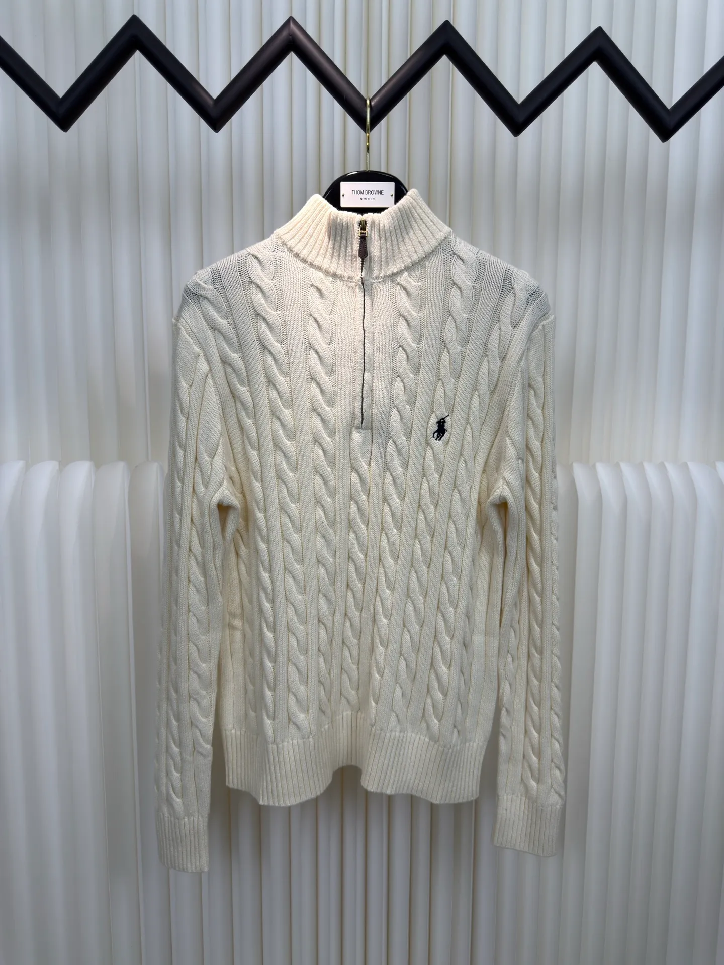 P440 Ralph Lauren cable knitted zipper sweater. Custom-woven cotton cable knitted thick wool. Fine texture. Comfortable and close to the skin. The pure off-white color is as pure as snow. It interprets silent elegance. The classic cable knitted structure design injects soul. The arrangement is precise and orderly. The exquisite pony logo is embellished with it. It has an atmosphere of freedom and vitality. It is highly recognizable. The zipper half-high collar design has just the right sense of gorgeousness. It interprets high-end style with unique details. Adhere to the eternal elegance and taste, use imported machine embroidery technology, use advanced computer control systems and precision mechanical components to achieve the iconic pony embroidery operation with high precision, smooth and delicate lines, size: S M L XL